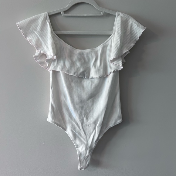Lovers + Friends Tops - LOVERS + FRIENDS • WHITE RIBBED OFF SHOULDER RUFFLE PULL UP THONG
BODYSUIT- M •